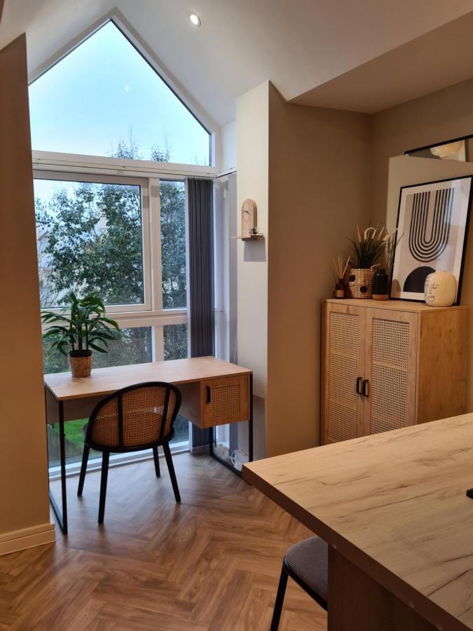 Modern 1 Bed Apartment Next To Beach And Golf Course 래넬리 외부 사진