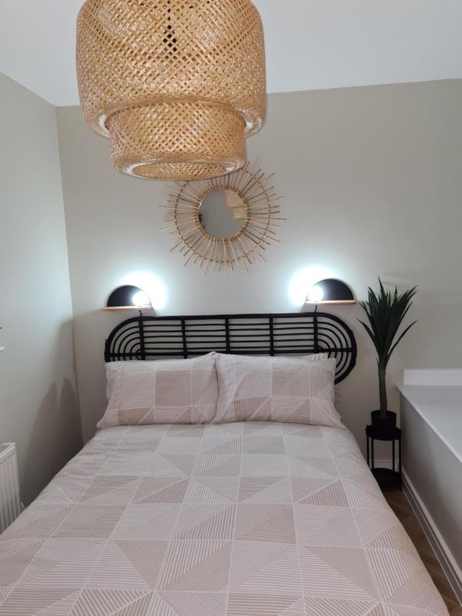 Modern 1 Bed Apartment Next To Beach And Golf Course 래넬리 외부 사진