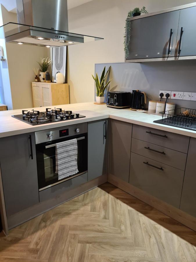 Modern 1 Bed Apartment Next To Beach And Golf Course 래넬리 외부 사진