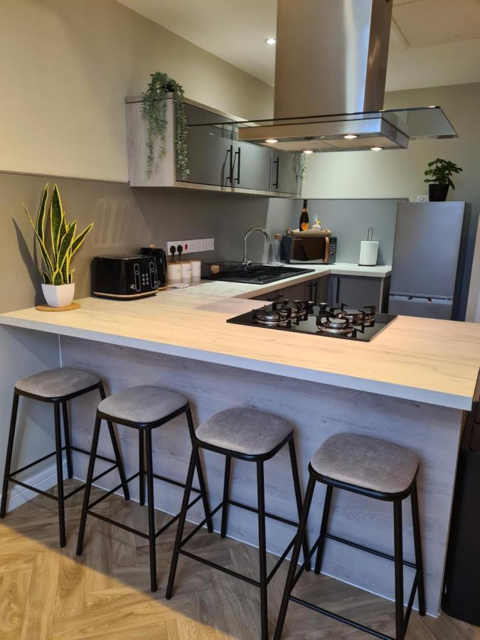 Modern 1 Bed Apartment Next To Beach And Golf Course 래넬리 외부 사진