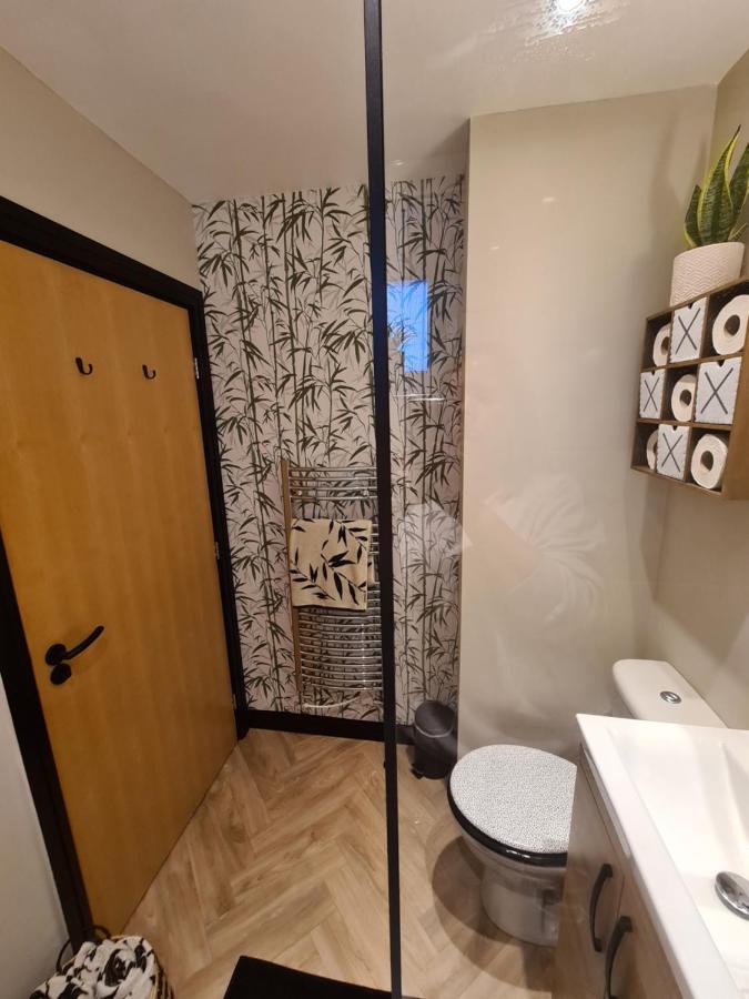 Modern 1 Bed Apartment Next To Beach And Golf Course 래넬리 외부 사진