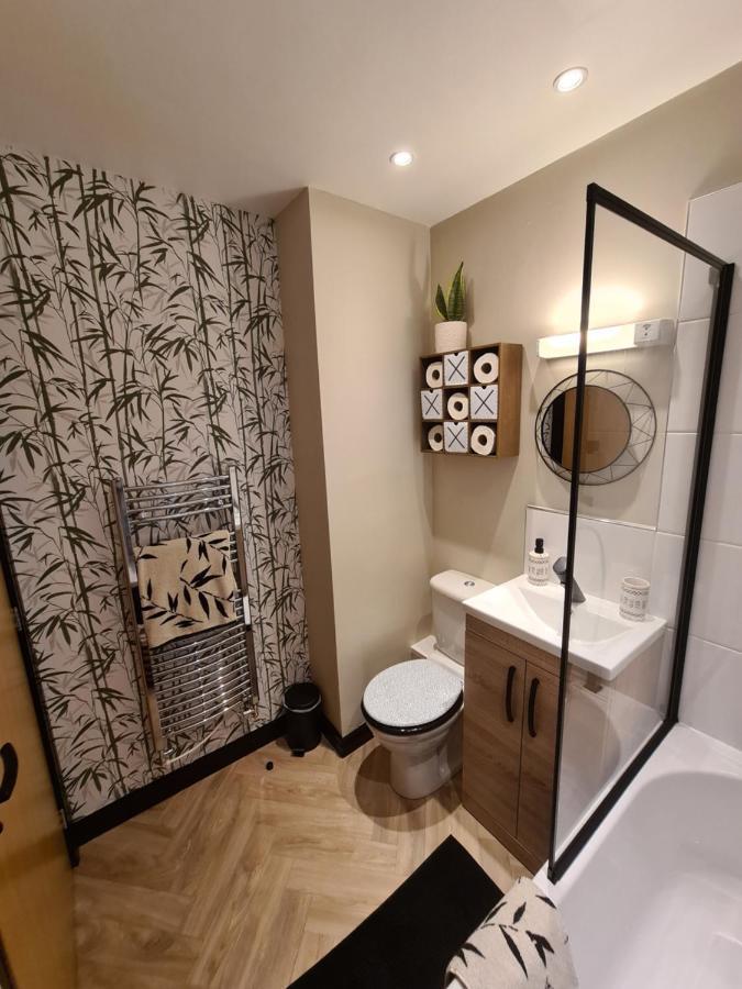 Modern 1 Bed Apartment Next To Beach And Golf Course 래넬리 외부 사진