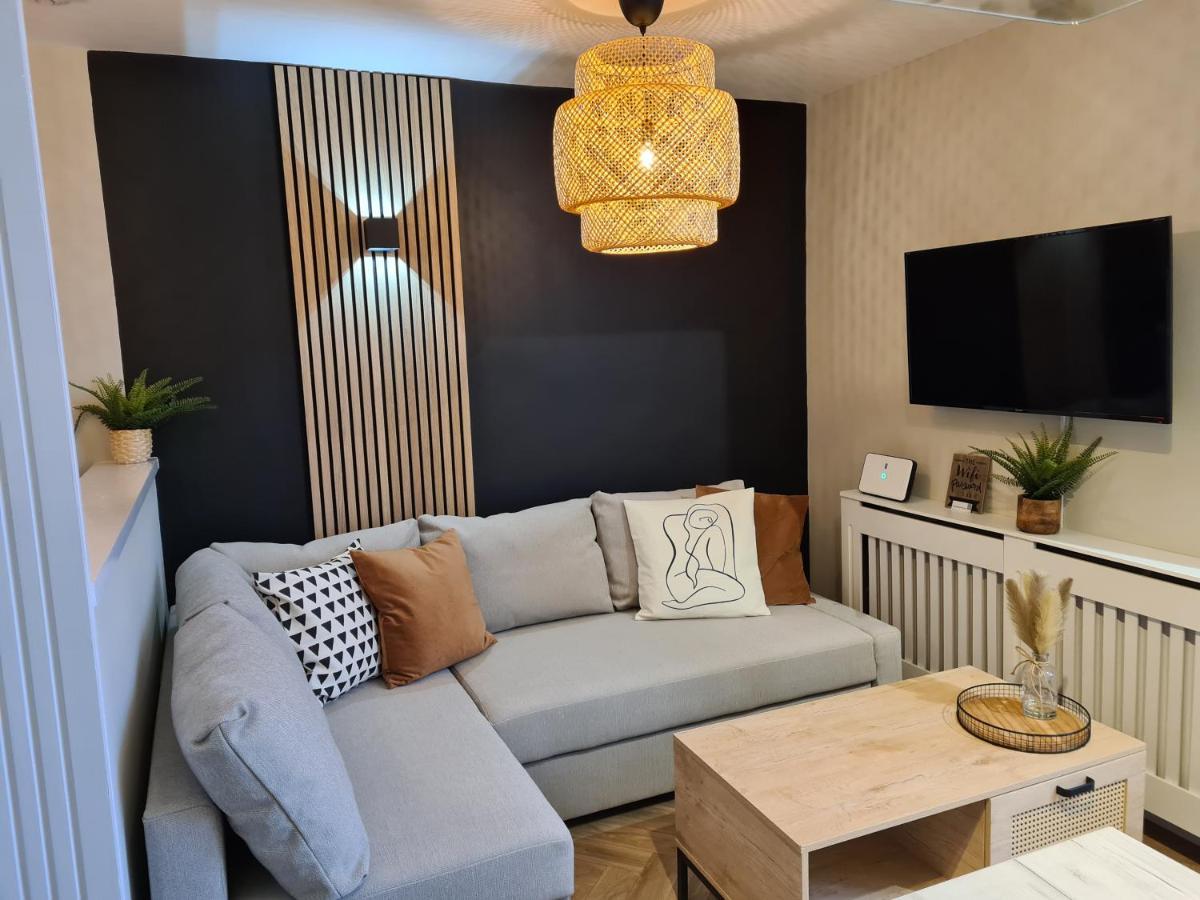 Modern 1 Bed Apartment Next To Beach And Golf Course 래넬리 외부 사진