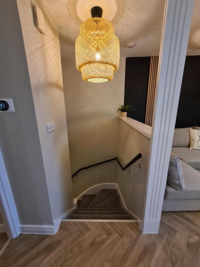 Modern 1 Bed Apartment Next To Beach And Golf Course 래넬리 외부 사진